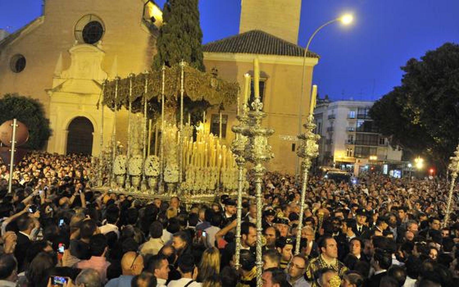 Las imágenes de la procesión extraordinaria de la Esperanza Macarena

Foto: Juan Carlos Vazquez