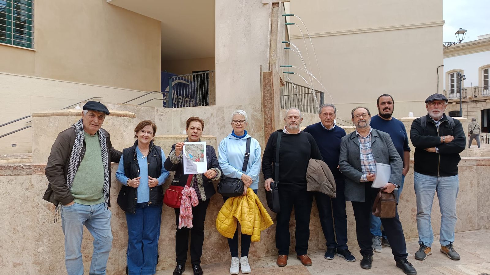 Integrantes de la Plataforma Salvemos La Molineta con el escrito.