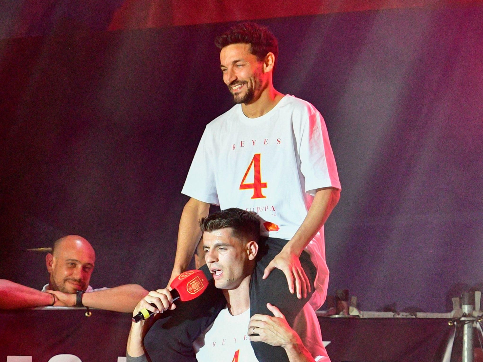 Jesús Navas, a los hombros de Morata en la celebración de España