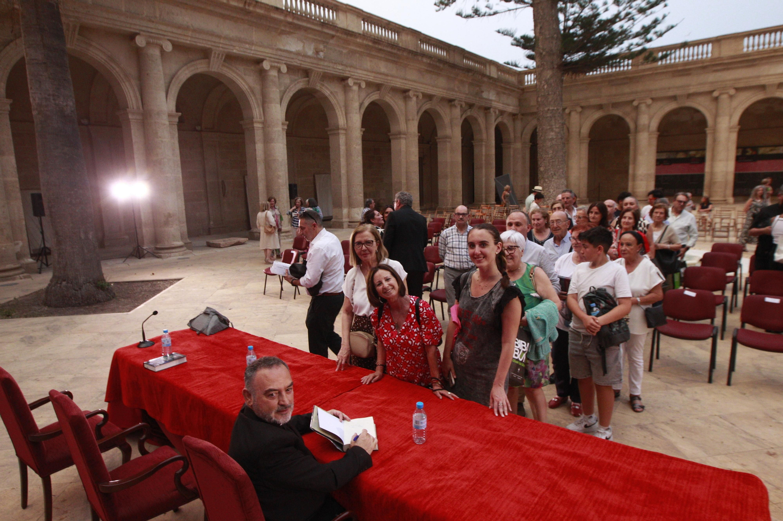 El escritor Jesús Sánchez Adalid, protagonista de Diario de los Libros, en la Catedral de Almería