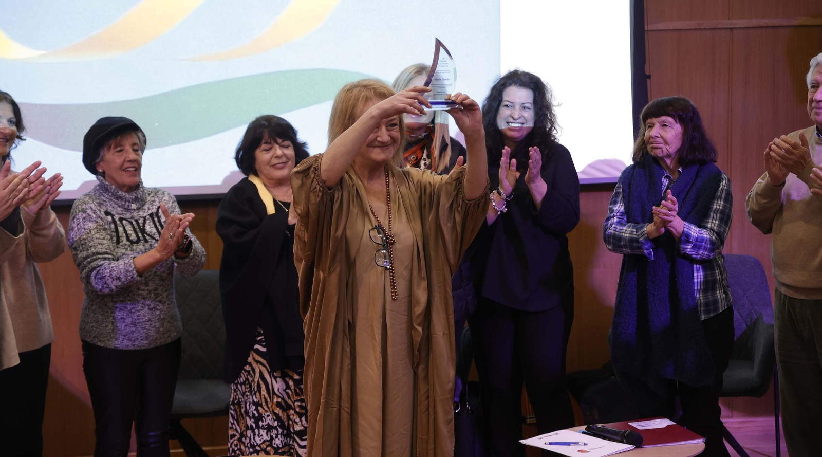 Fotos de la entrega de los premios del Ateneo de Algeciras a María Quiros y Tatiana Delalvz