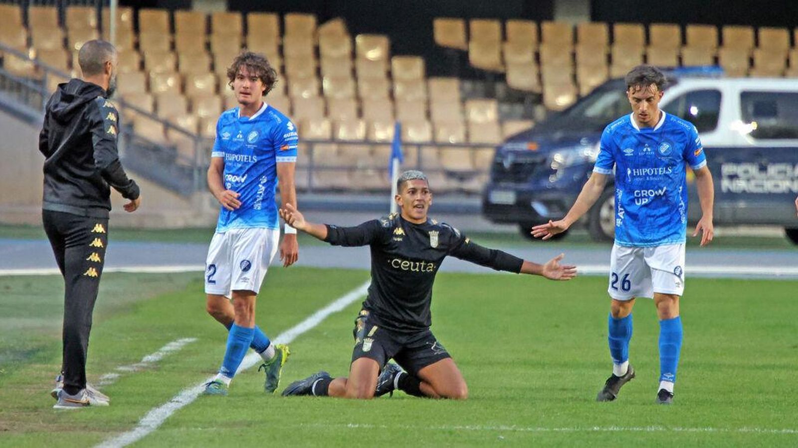 Taufek reclama una falta en Chapín en su partido frente al Xerez DFC.
