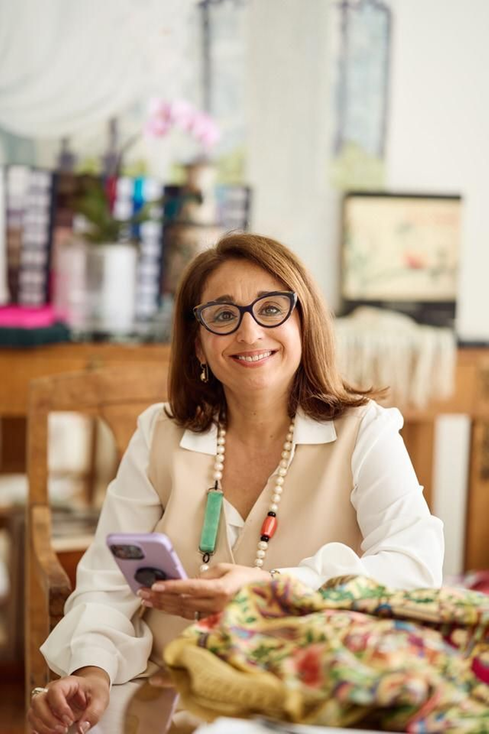 Carmina Pairet con uno de los mantones de su firma Vestir Arte.