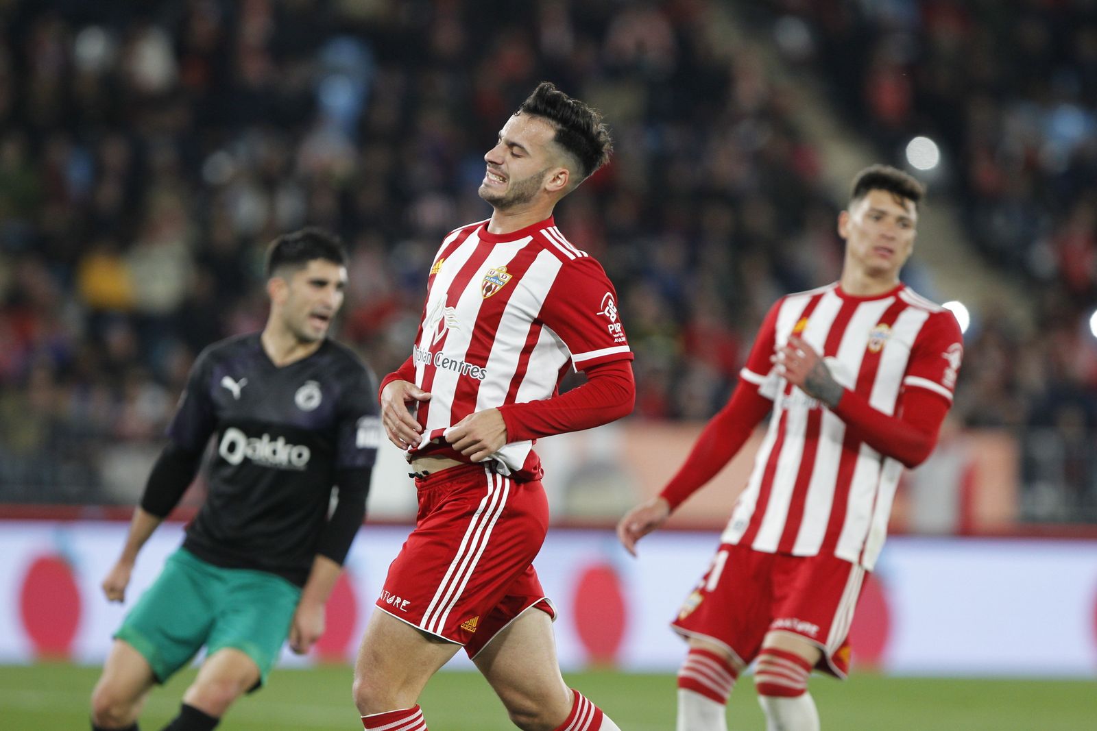 Lazo se lamenta de una ocasión fallada ante el Racing de Santander.