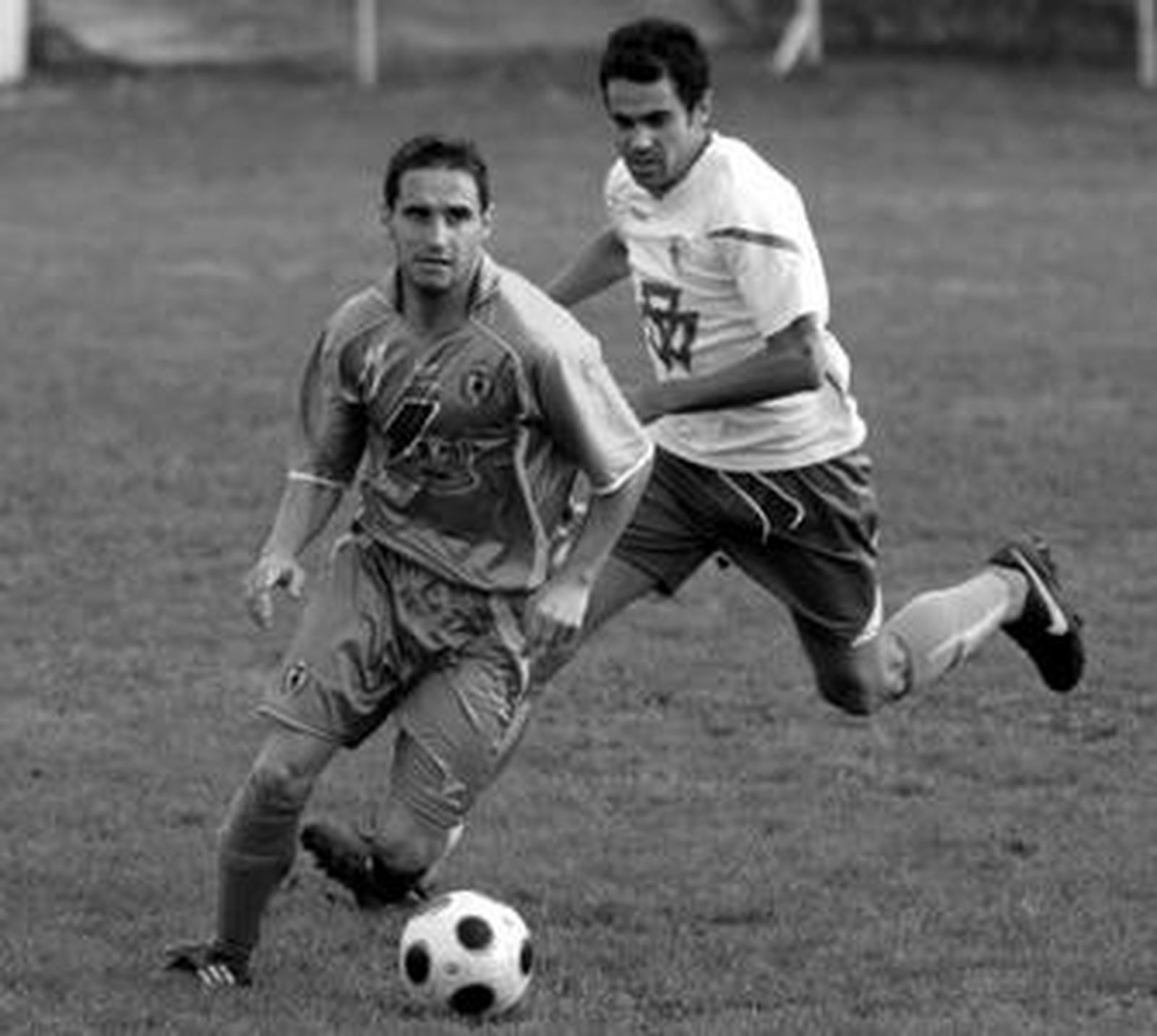 Ibarra es perseguido por Carrión en el duelo de la primera vuelta.