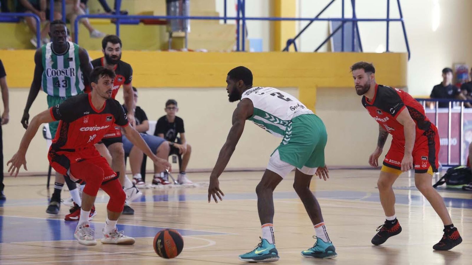 Las fotos de Real Betis - Fundación Granada en la Línea