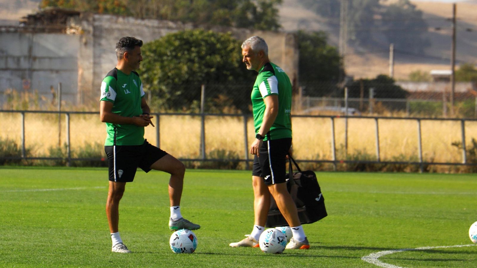Iván Ania y César Negredo, en el entrenamiento del Córdoba CF.