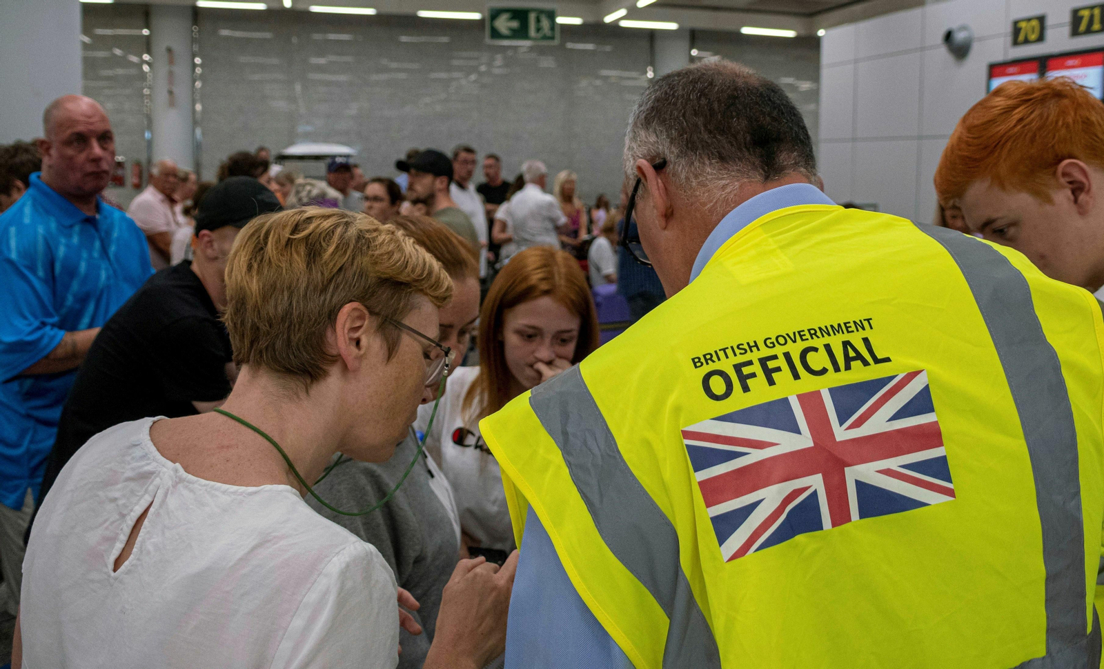Empleados del gobierno británico atienden a pasajeros en Palma de Mallorca.