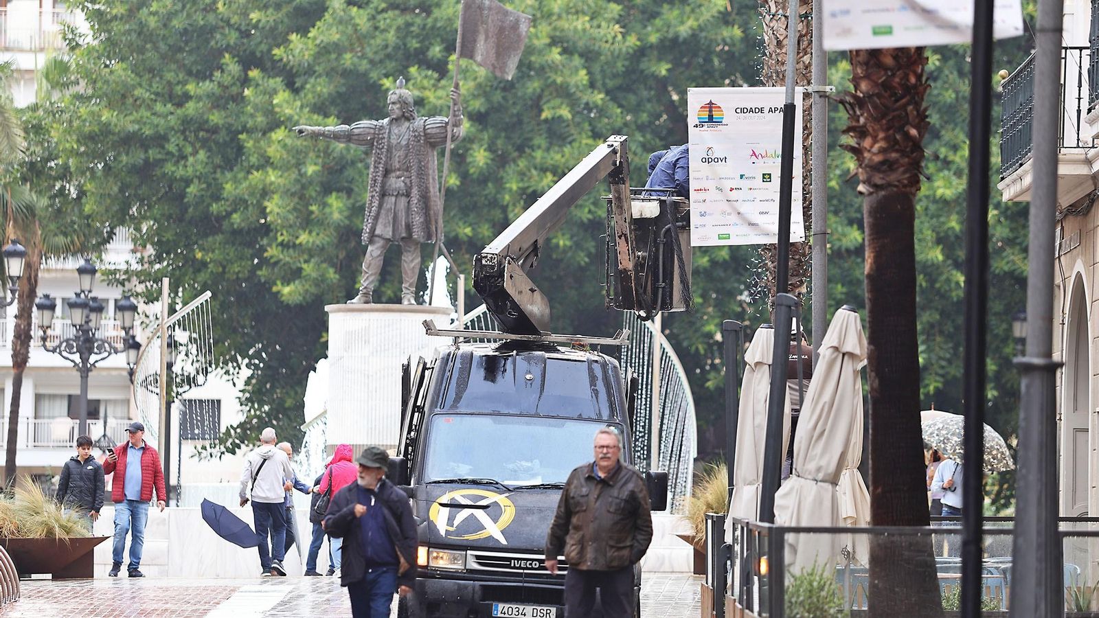 Comienzo del montaje navideño en el centro de Huelva.