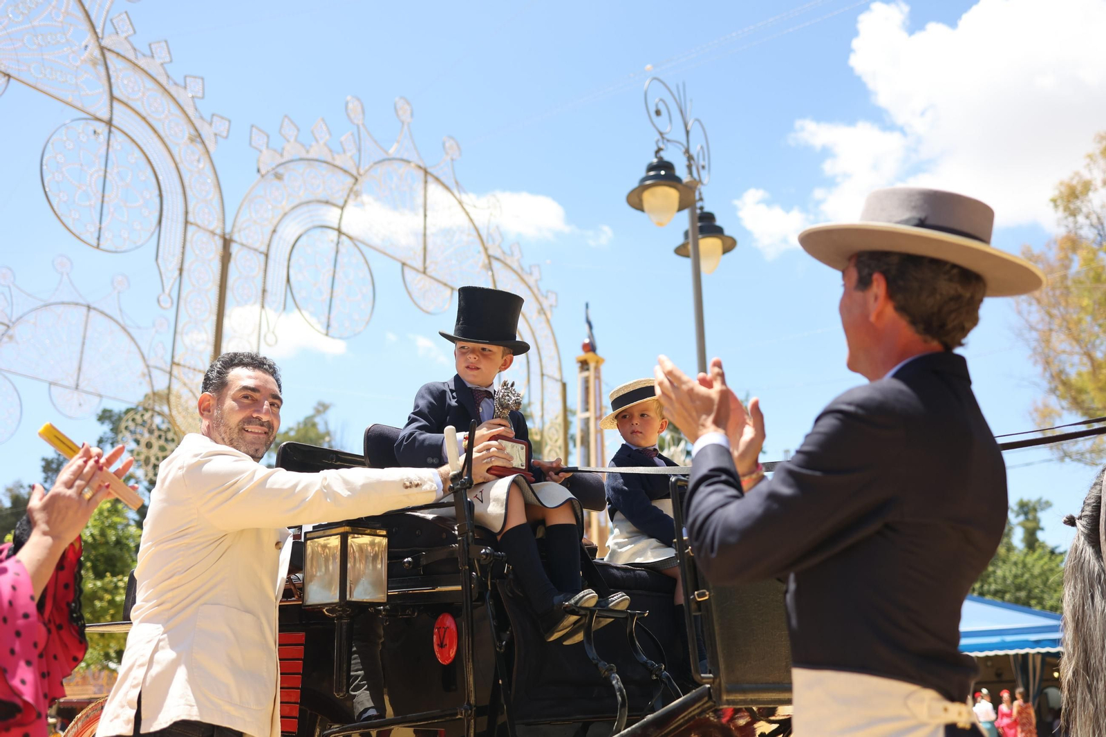 Manuel Valencia Domecq, recogiendo el trofeo de la caseta El Enganche.