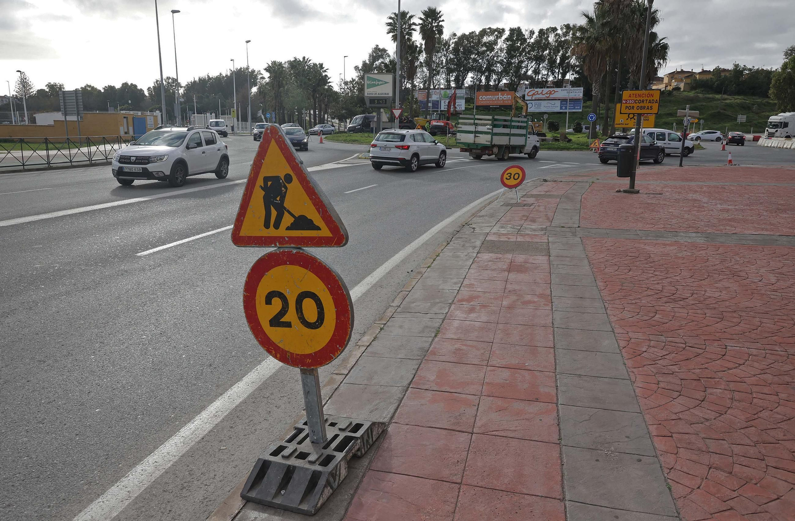 Fotos de la demolición de la fuente de la rotonda del Varadero en Algeciras