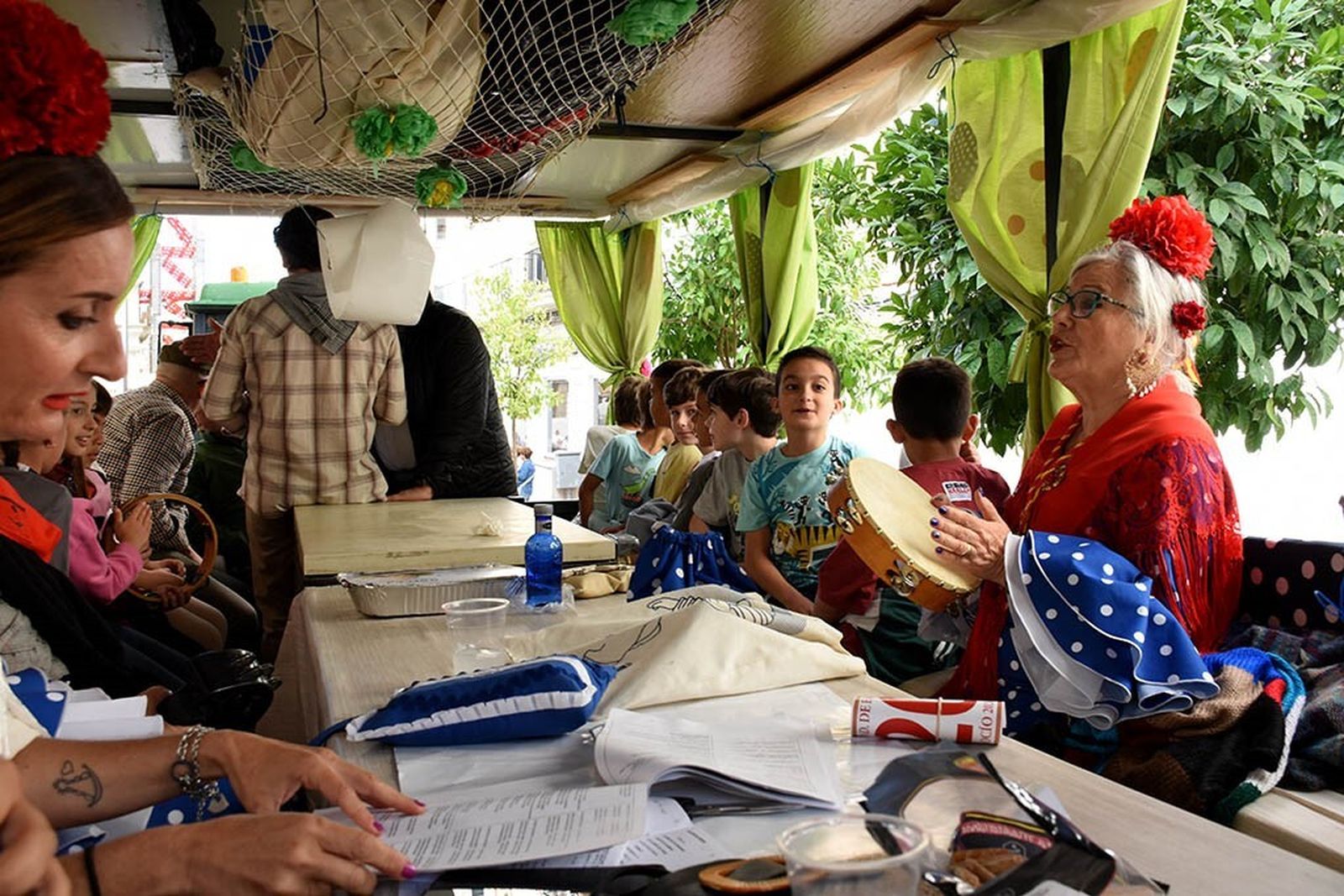 Imágenes de los peregrinos de la Hermandad de Emigrantes en su salida por las calles de Huelva
