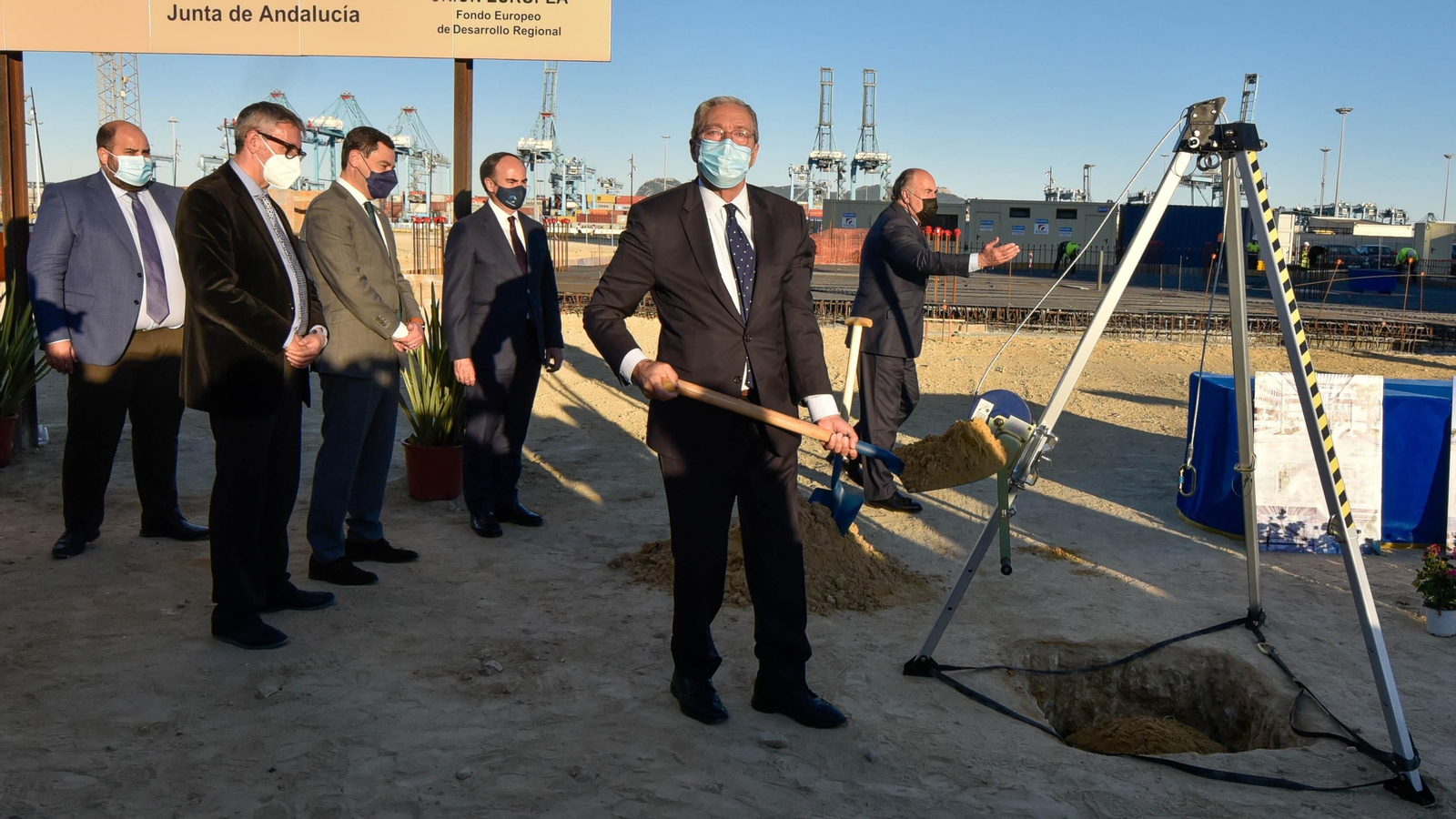 Las fotos del la visita de Juanma Moreno a las obras del Lago maritimo