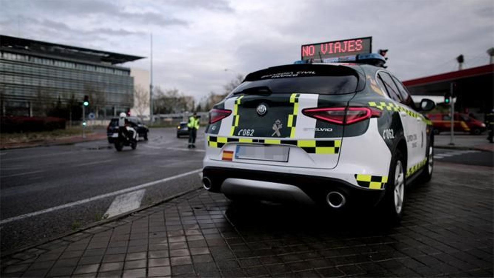 Un vehículo de la Guardia Civil permanece estacionado frente a Ifema, en Madrid, espacio reconvertido en centro hospitalario.