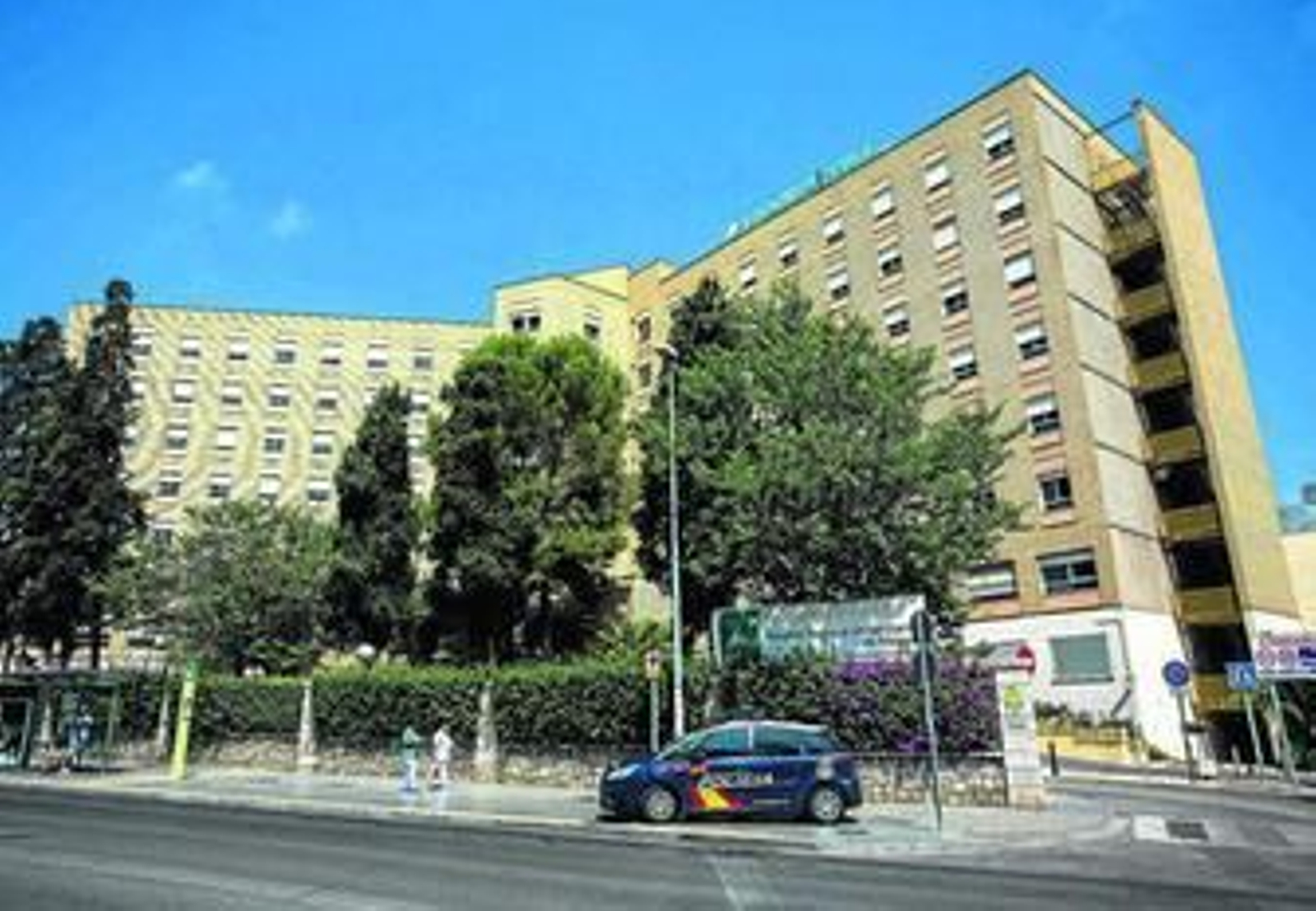 Un coche de la Policía Nacional, ayer, en la entrada del Regional.