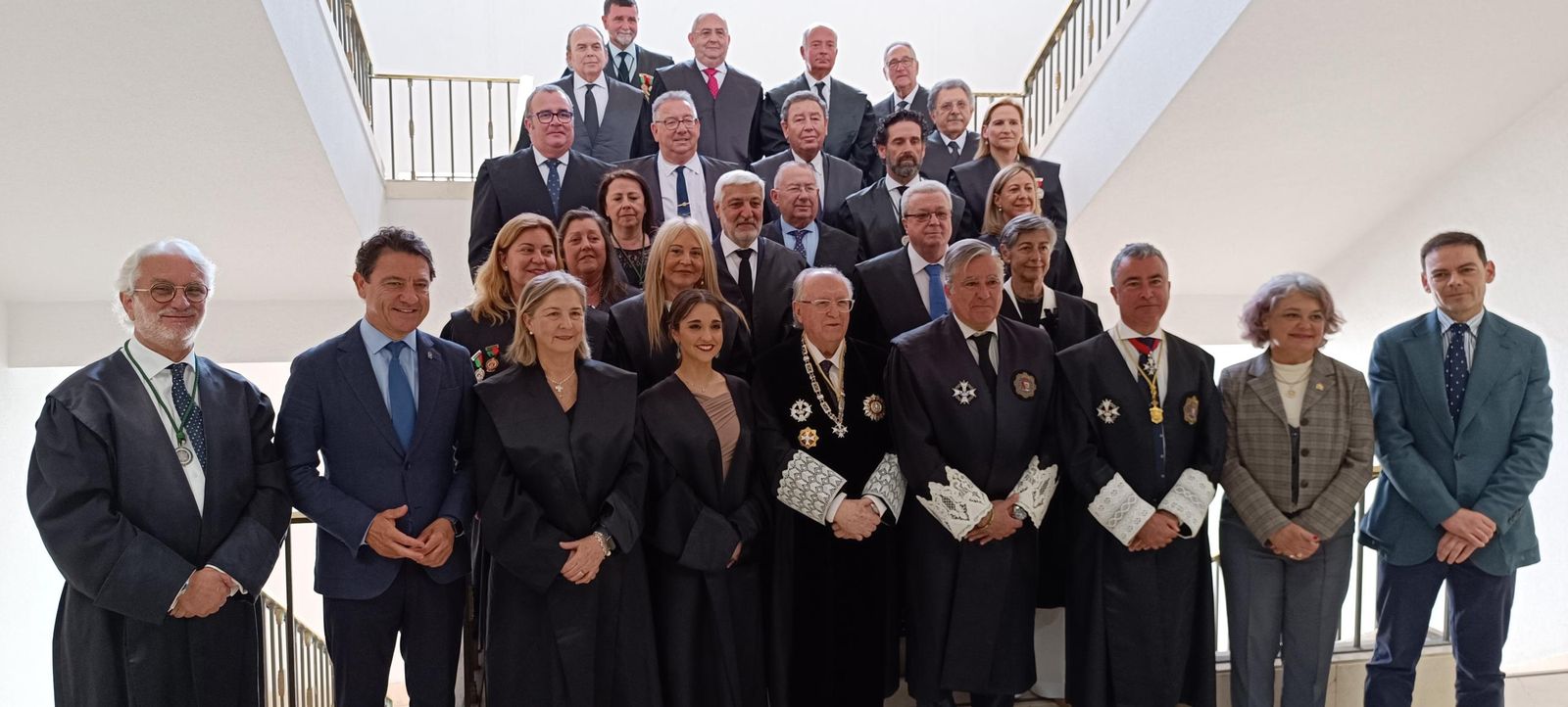 Foto de familia en la celebración de los Graduados Sociales.