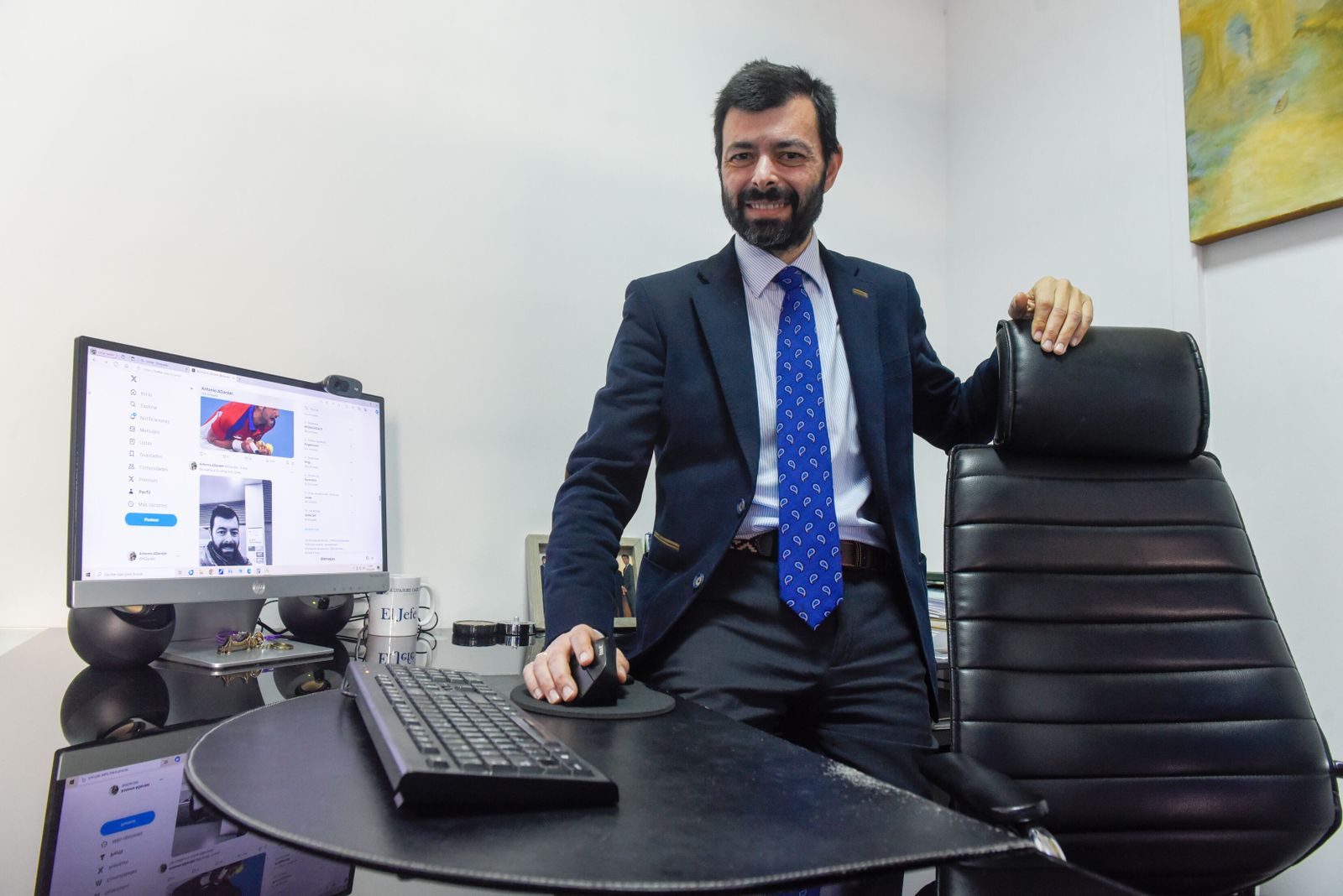 Antonio Dardet en su despacho, con su perfil de Twitter al fondo en el ordenador.