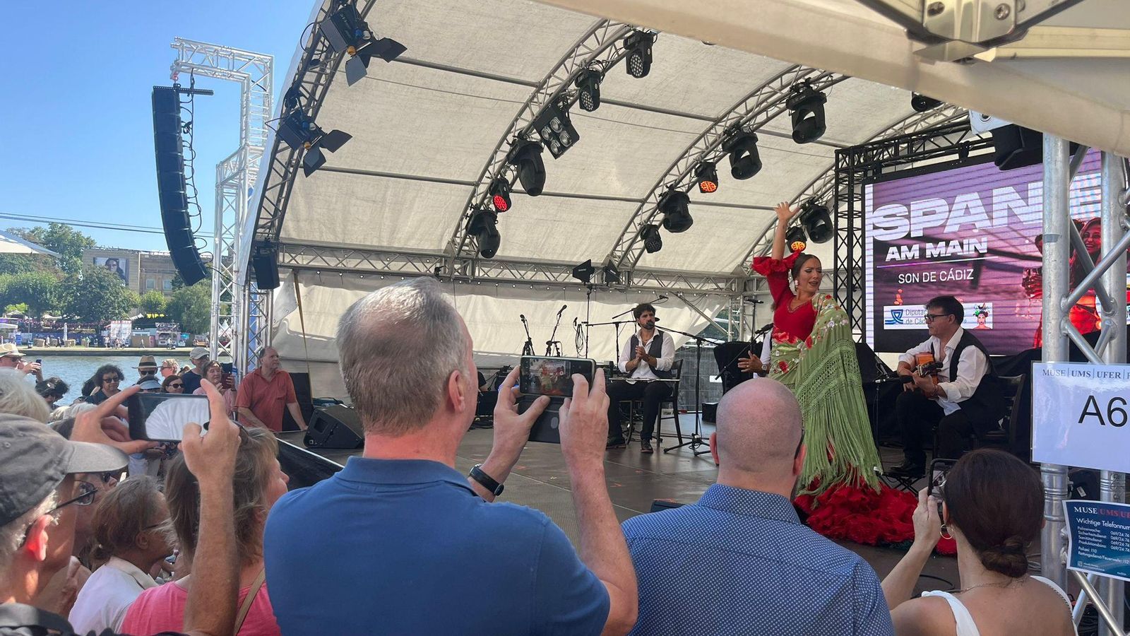 Actuación del grupo Son de Cádiz en una feria de Fráncfort. Actuación del grupo Son de Cádiz en una feria de Fráncfort.