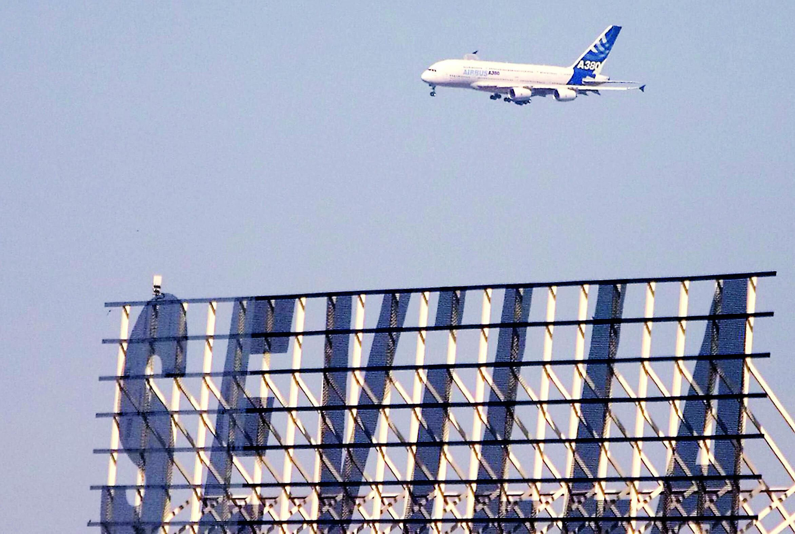 Un avión sobrevuela el aeropuerto San Pablo de Sevilla