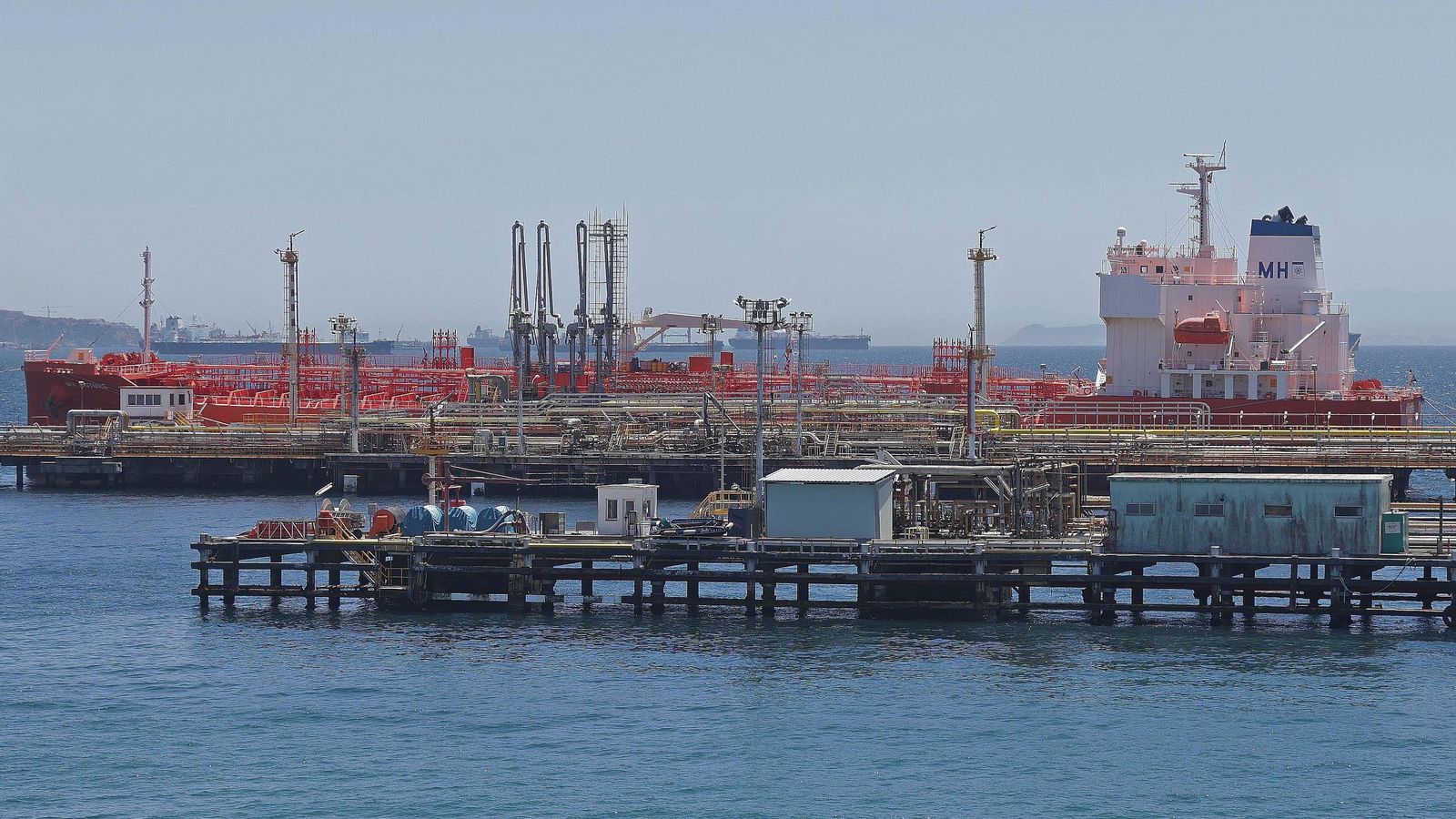 Un buque en operaciones en el pantalán de Moeve.