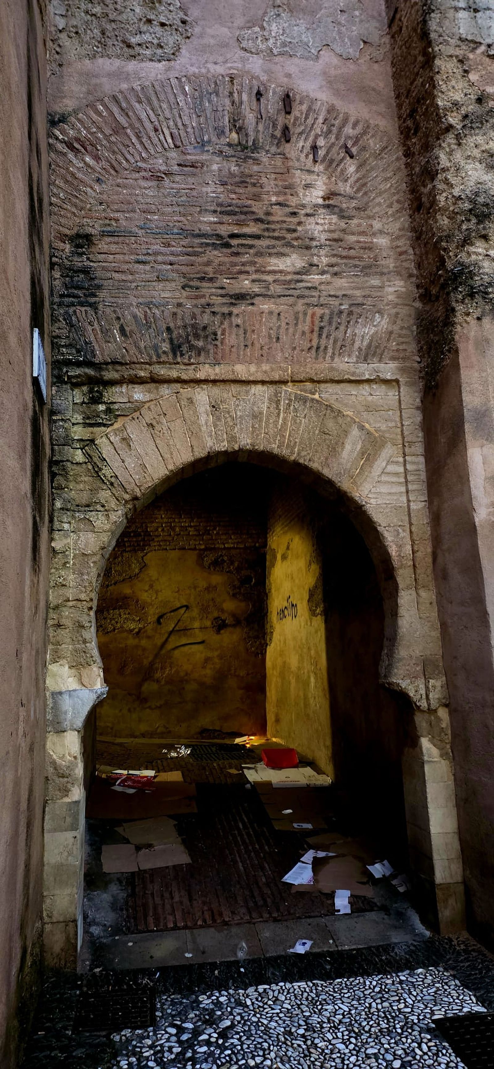 El Arco de las Pesas,de nuevo con suciedad y pintadas