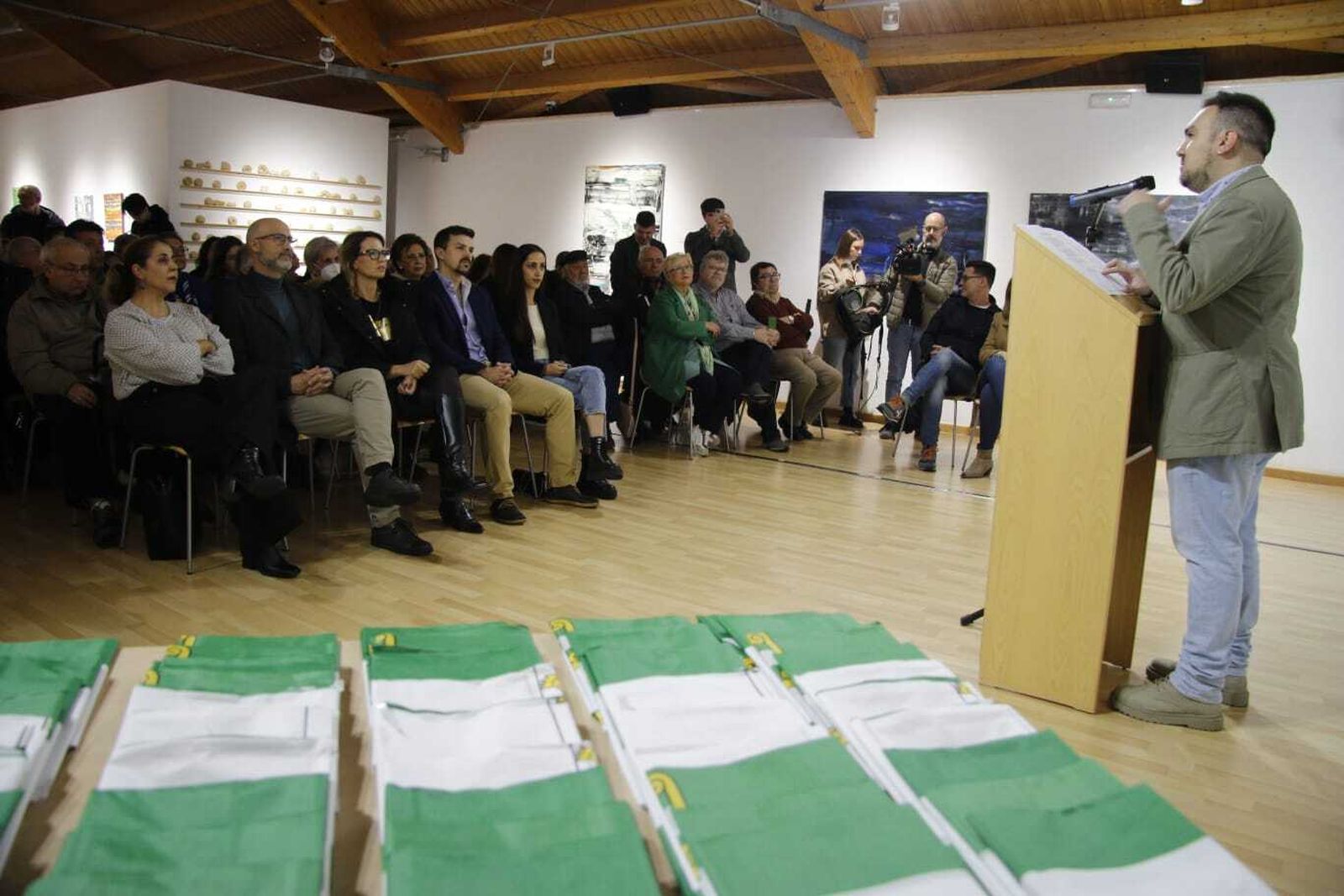 Acto de entrega de banderas en Alcalá de Guadaíra