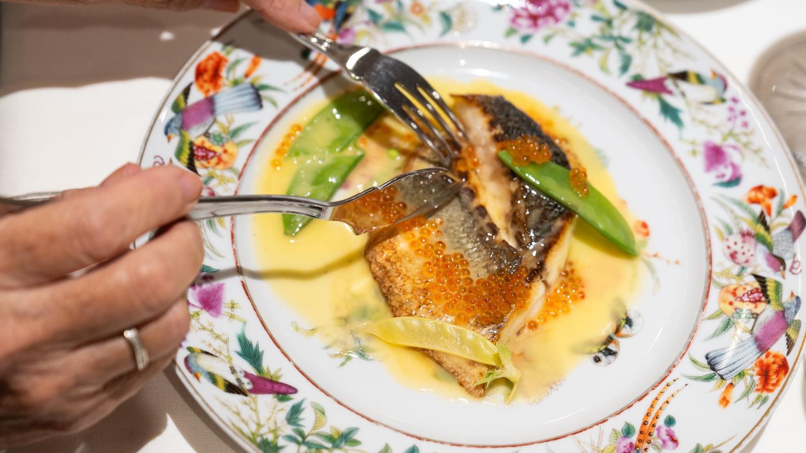 Lubina de Barbate, beurre blanc con huevas de trucha y tirabeques.