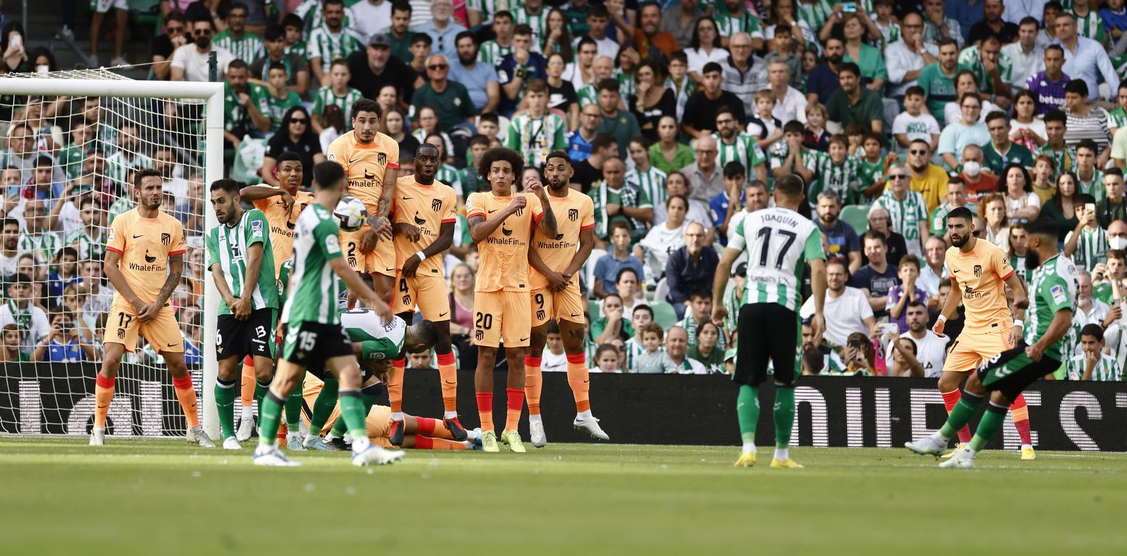 Fekir dispara de manera perfecta para anotar el 1-2 de falta directa.