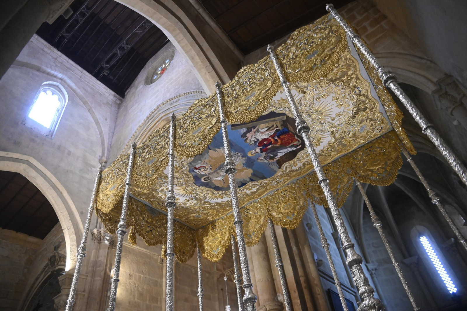 Las mejores imágenes del nuevo palio de la Virgen de la Alegría de Córdoba