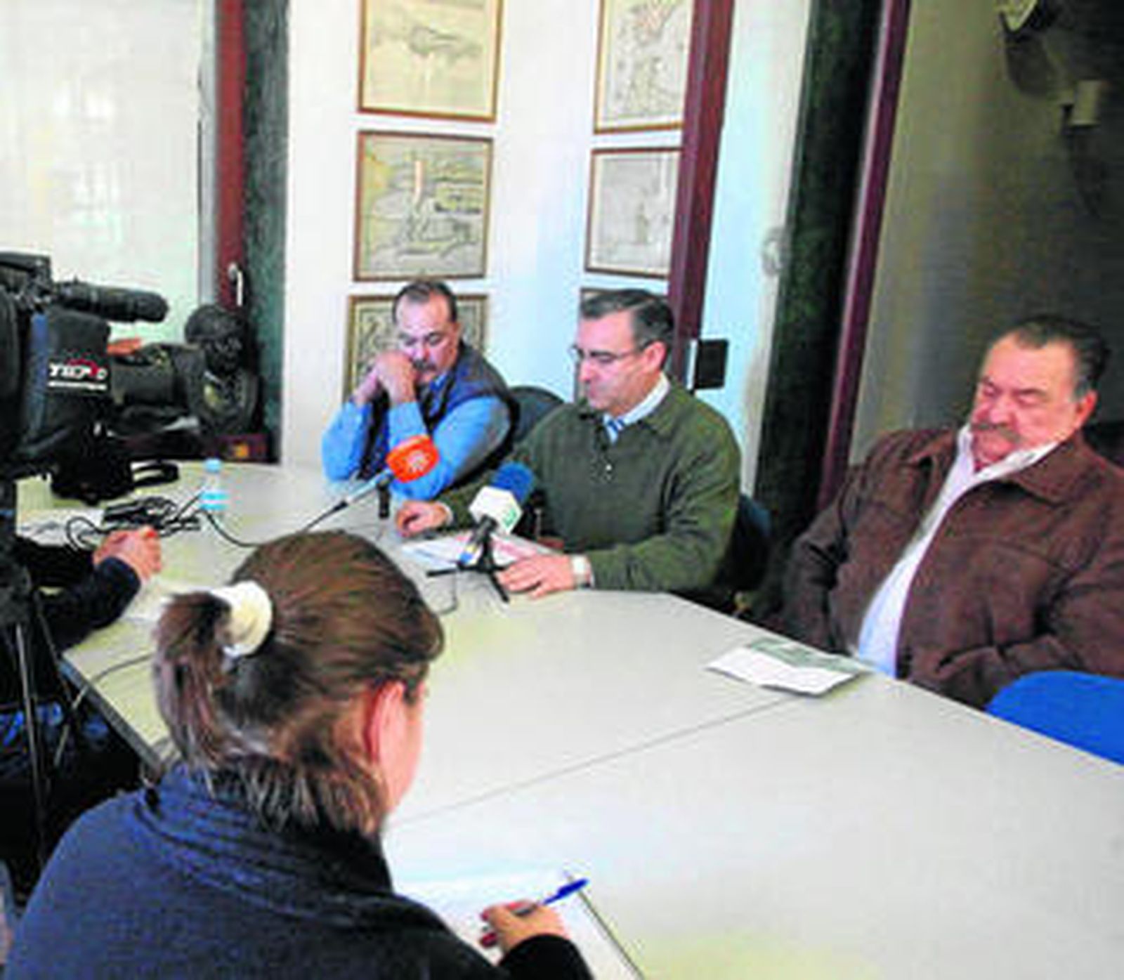 Imagen de la rueda de prensa para presentar el taller de guitarra en 'La Cuadra' de la Peña Flamenca.