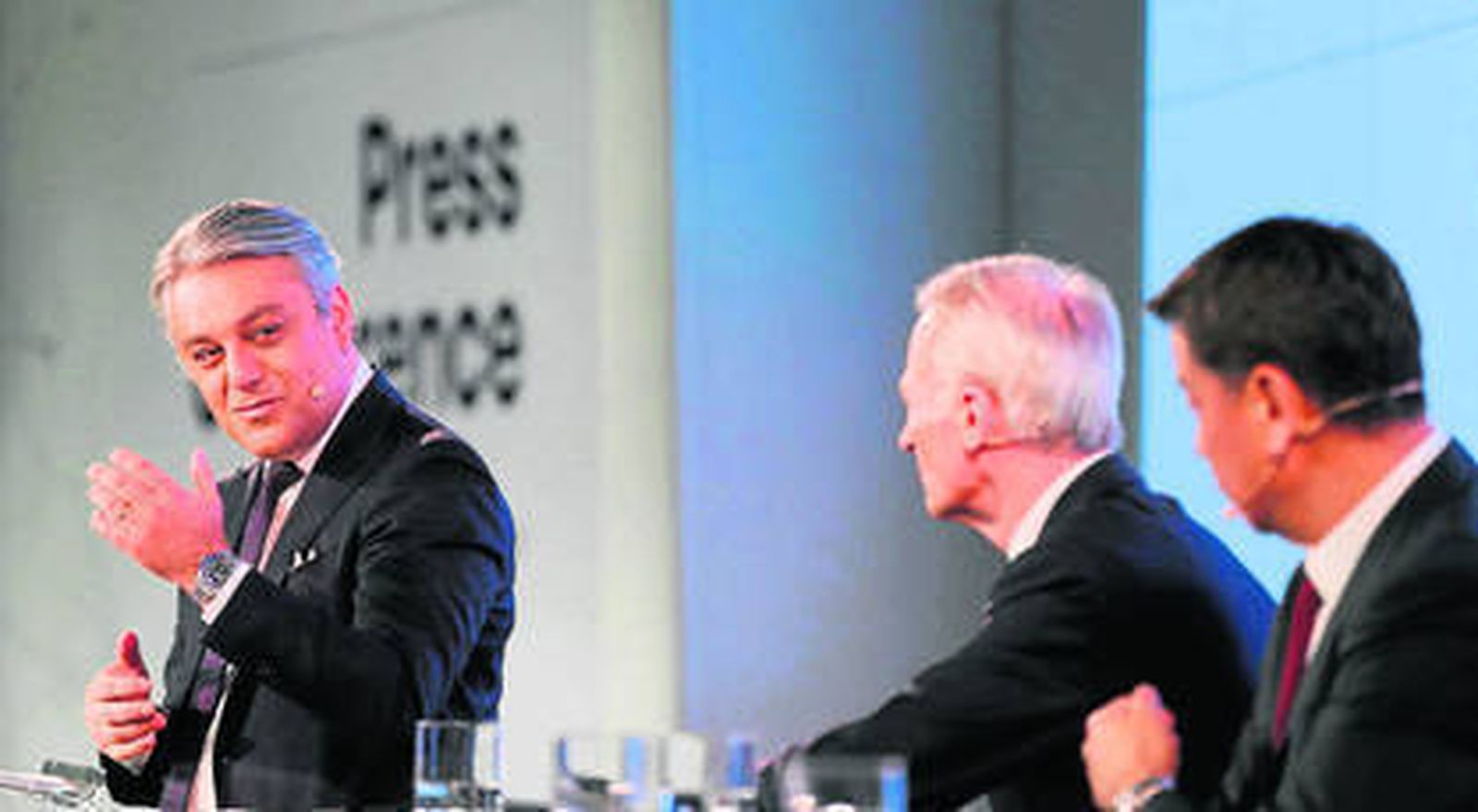 El presidente de la alianza explica algunos de los proyectos en común en presencia de otros directivos.