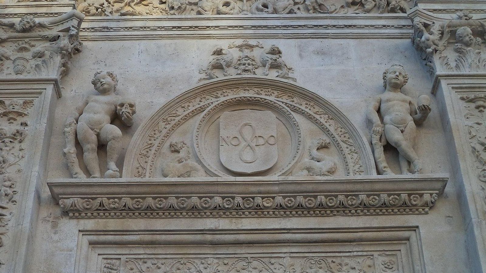 El NO8DO en la fachada de la Casa Consistorial.