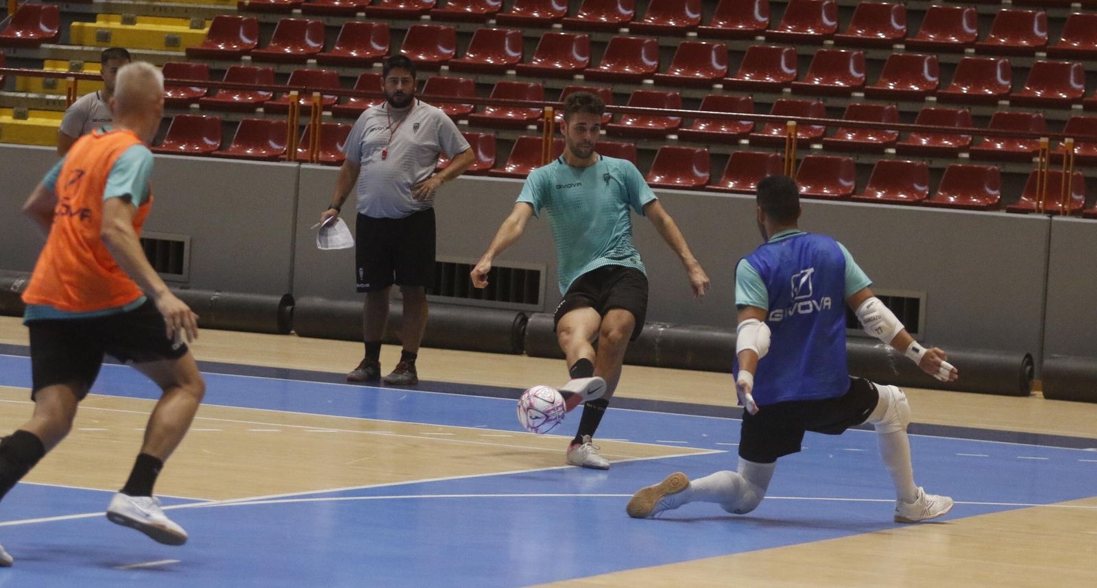 Josan González observa el trabajo de sus jugadores en un entrenamiento del Córdoba Futsal.