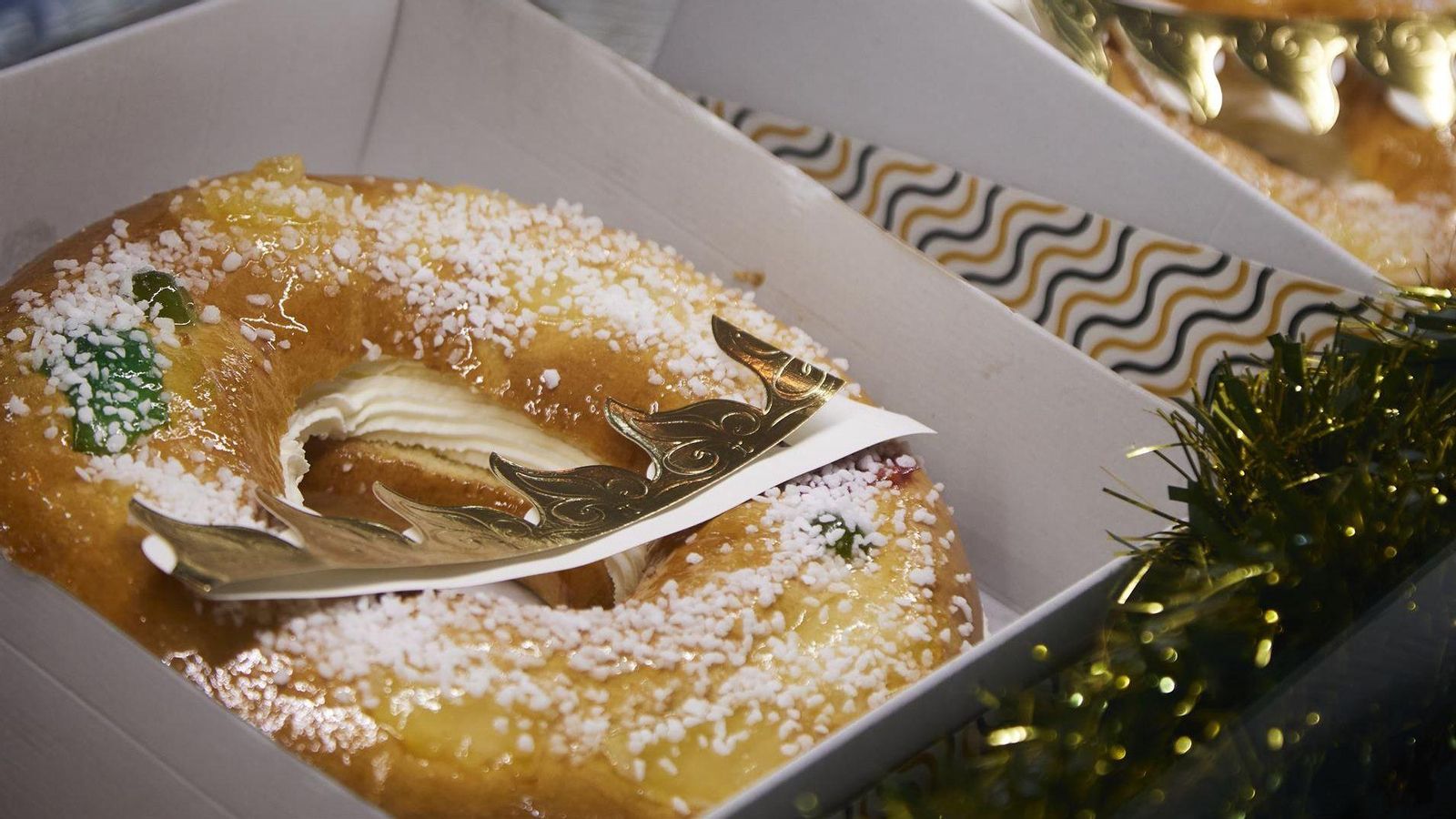 Detalle del Roscón de Reyes en la vitrina de una confitería