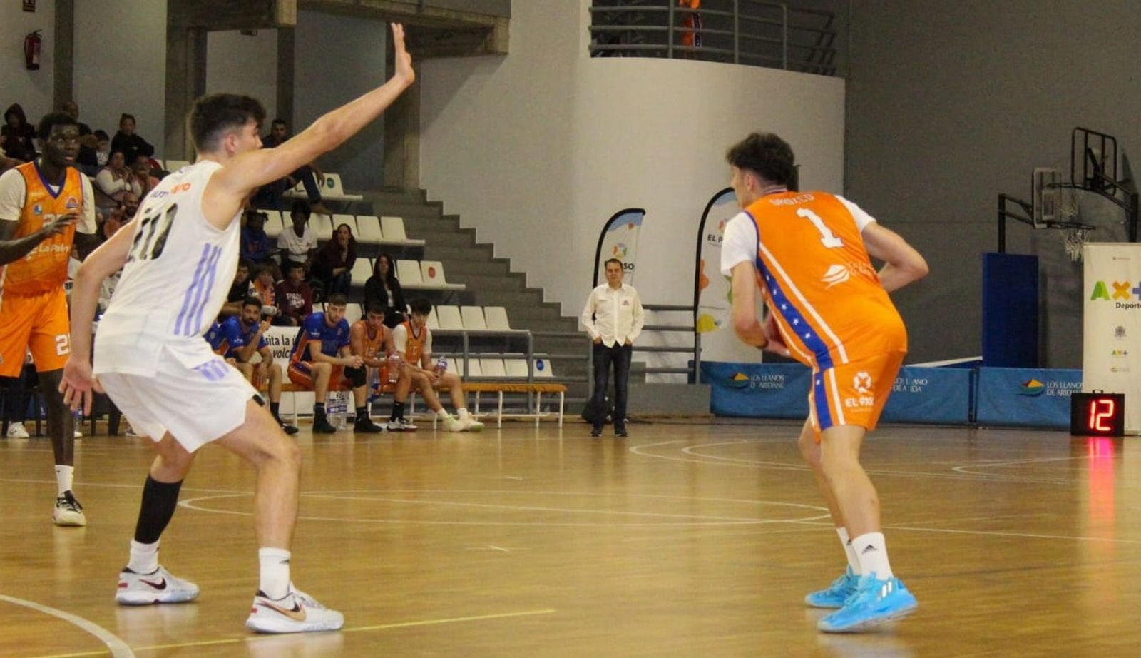 Gonzalo Orozco sujeta el balón durante un partido del curso pasado con el Aridane.
