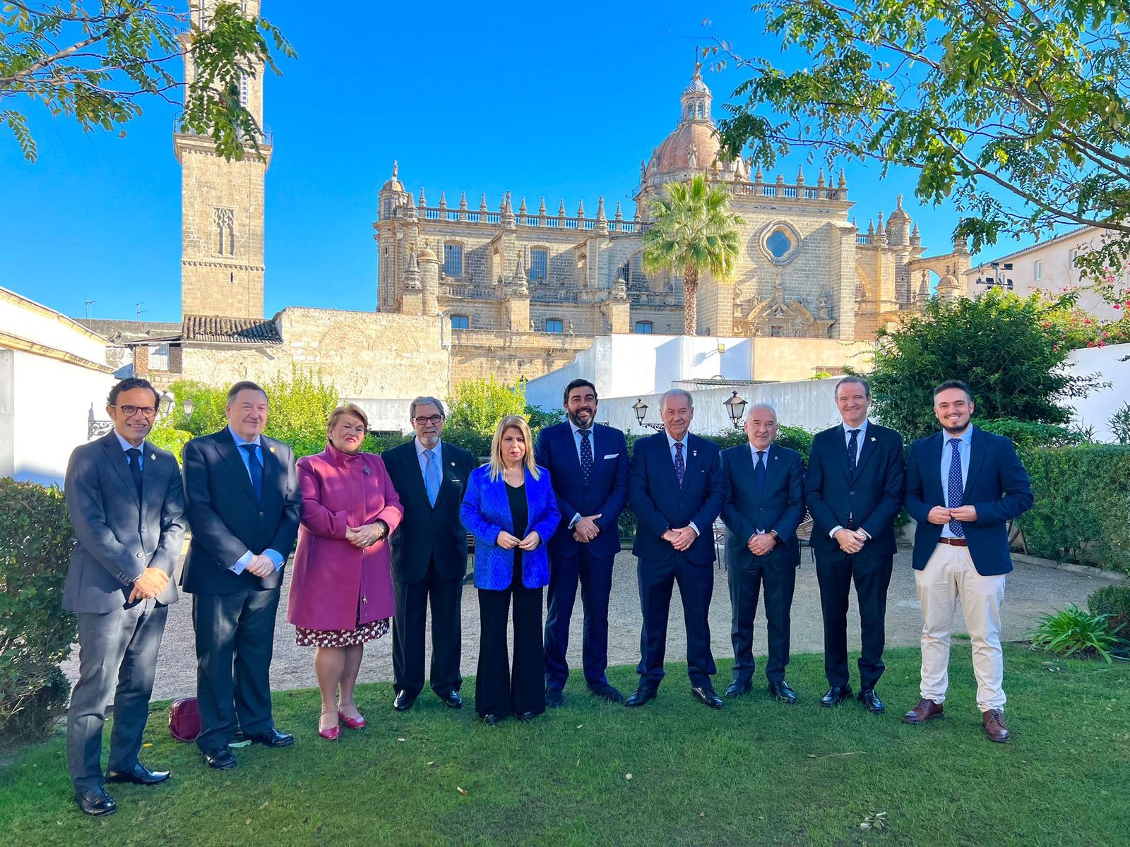 Foto de familia de los presidentes de los consejos y agrupaciones de Andalcuía junto a la alcaldesa de Jerez.