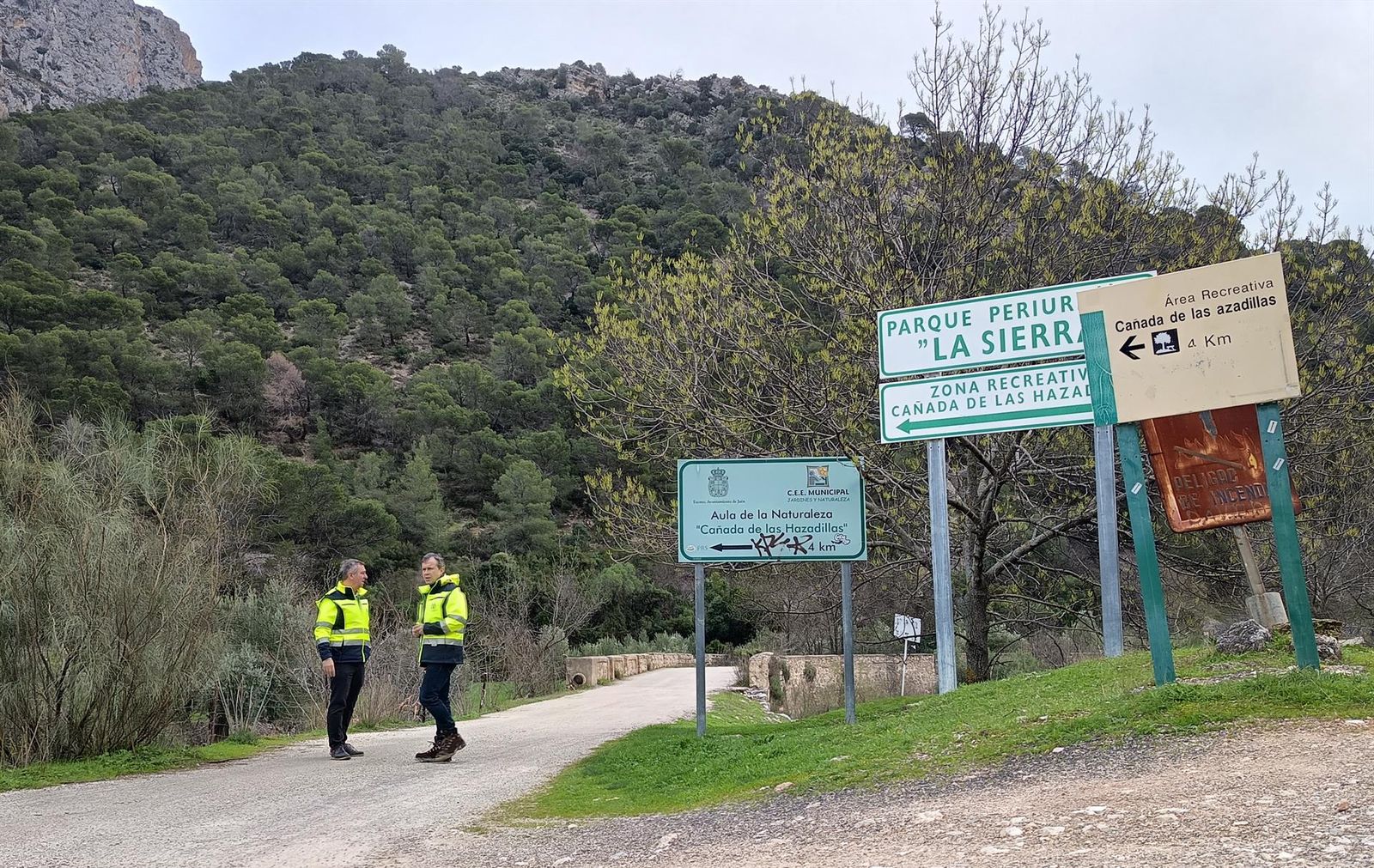 Javier Padorno y Julio Millán en el acceso a la Cañada de las Hazadillas.