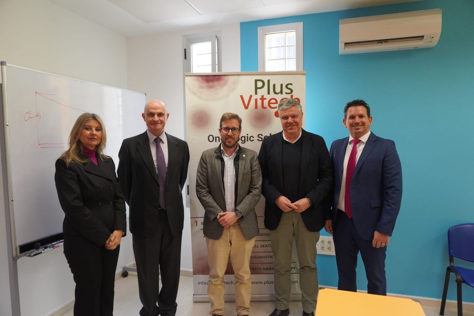 El subdelegado del Gobierno en Sevilla junto a representantes de Viontech en Mairena del Alcor.