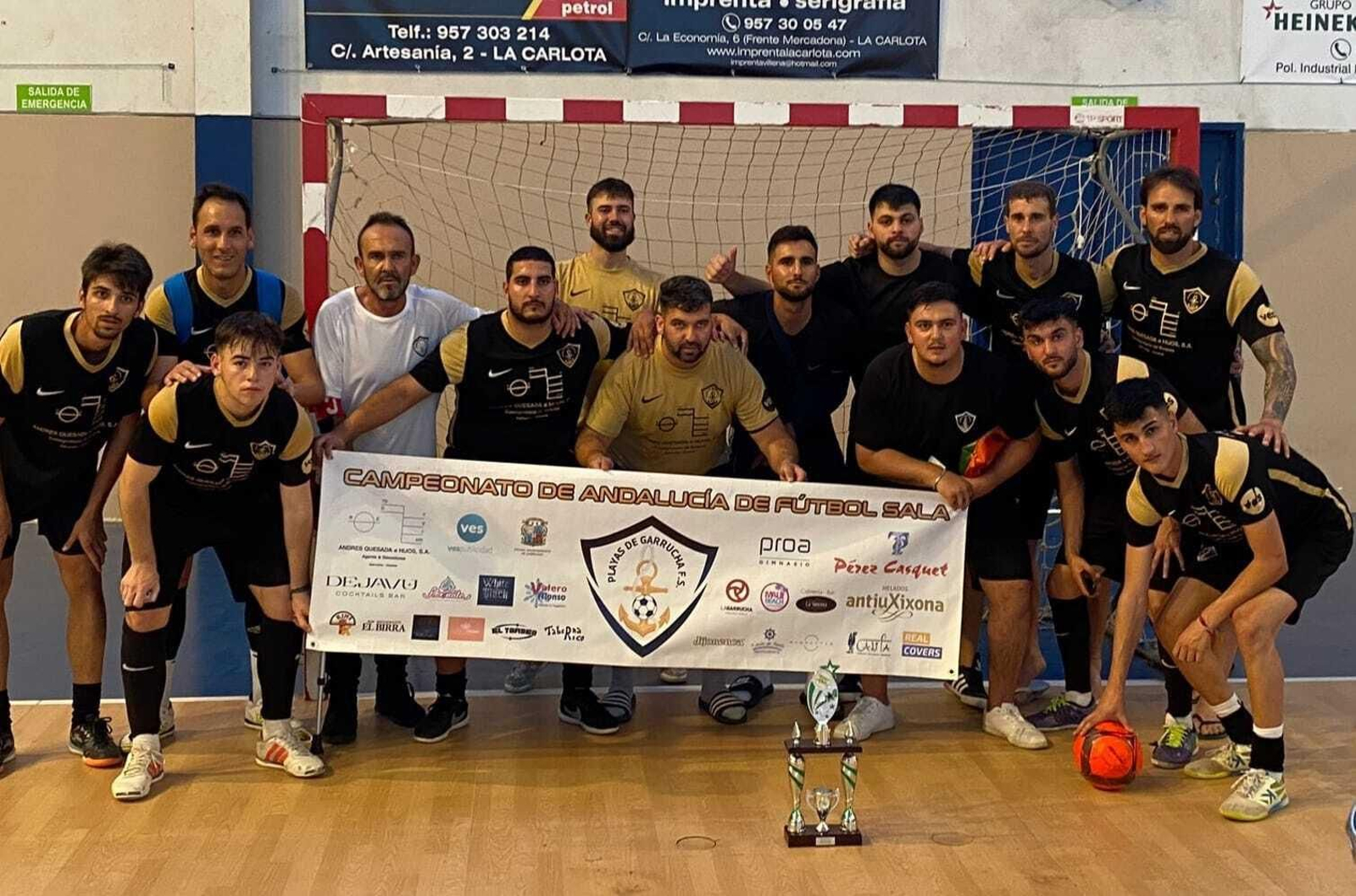 El conjunto almeriense posa con el trofeo de subcampeón de Andalucía.
