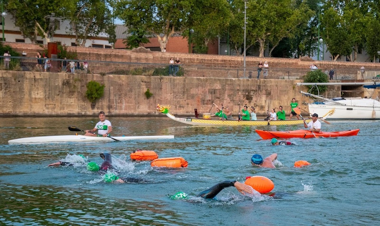 Triatlón a lo largo del Guadalquivir a beneficio de la Fundación Vicente Ferrer
