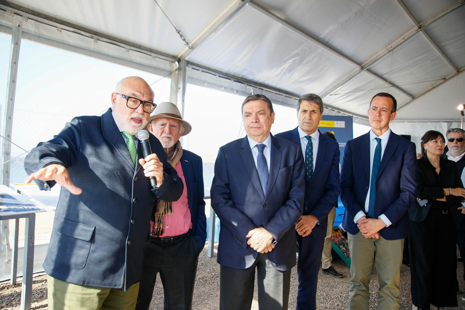 El ministro de Agricultura, Pesca y Alimentación, Luis Planas visita una de las balsas de la CUNC, en imágenes