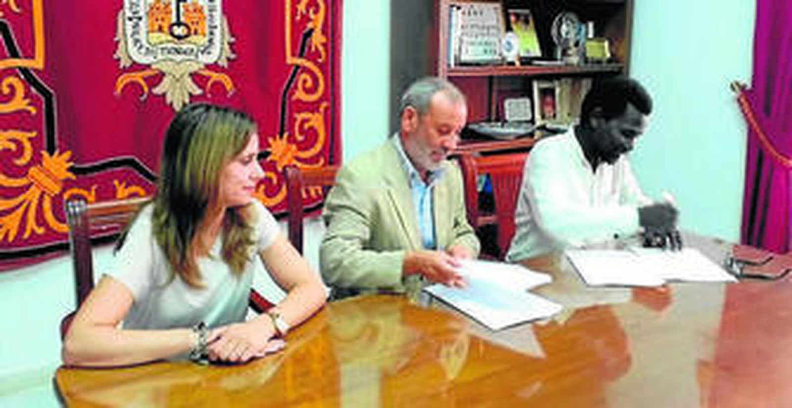 Félix López e Ismaila Diadé firman el convenio de colaboración.