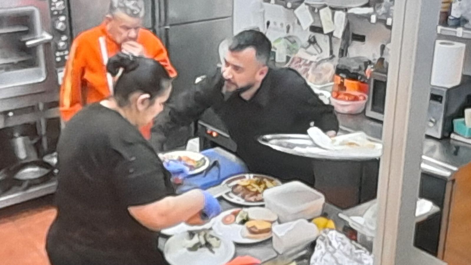 Un forcejeo en la cocina de La Fortaleza en 'Pesadilla en la cocina'
