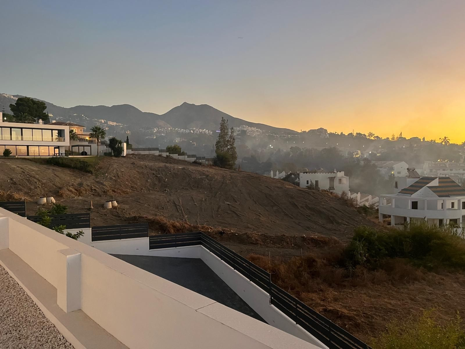 El incendio en Benalmádena que ha obligado a desalojar a un centenar de vecinos, en imágenes