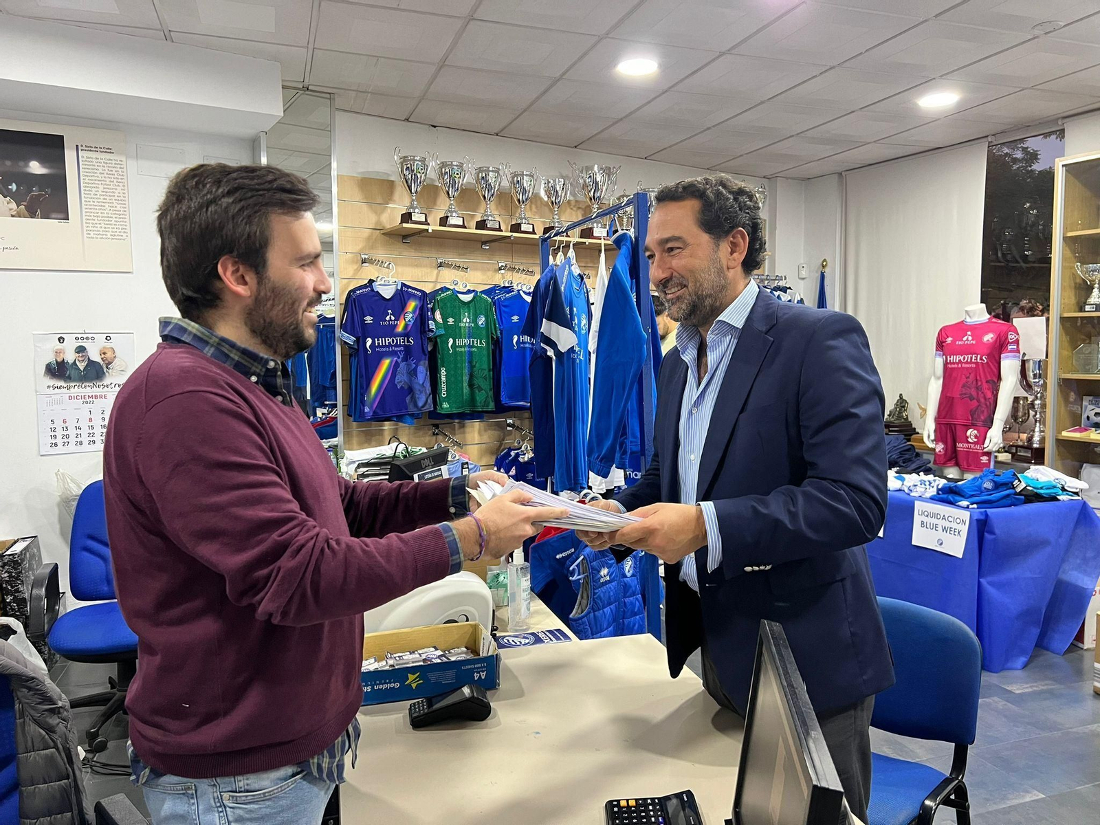 Francisco González hace entrega de los avales de la candidatura 'Vamos, Xerez'.