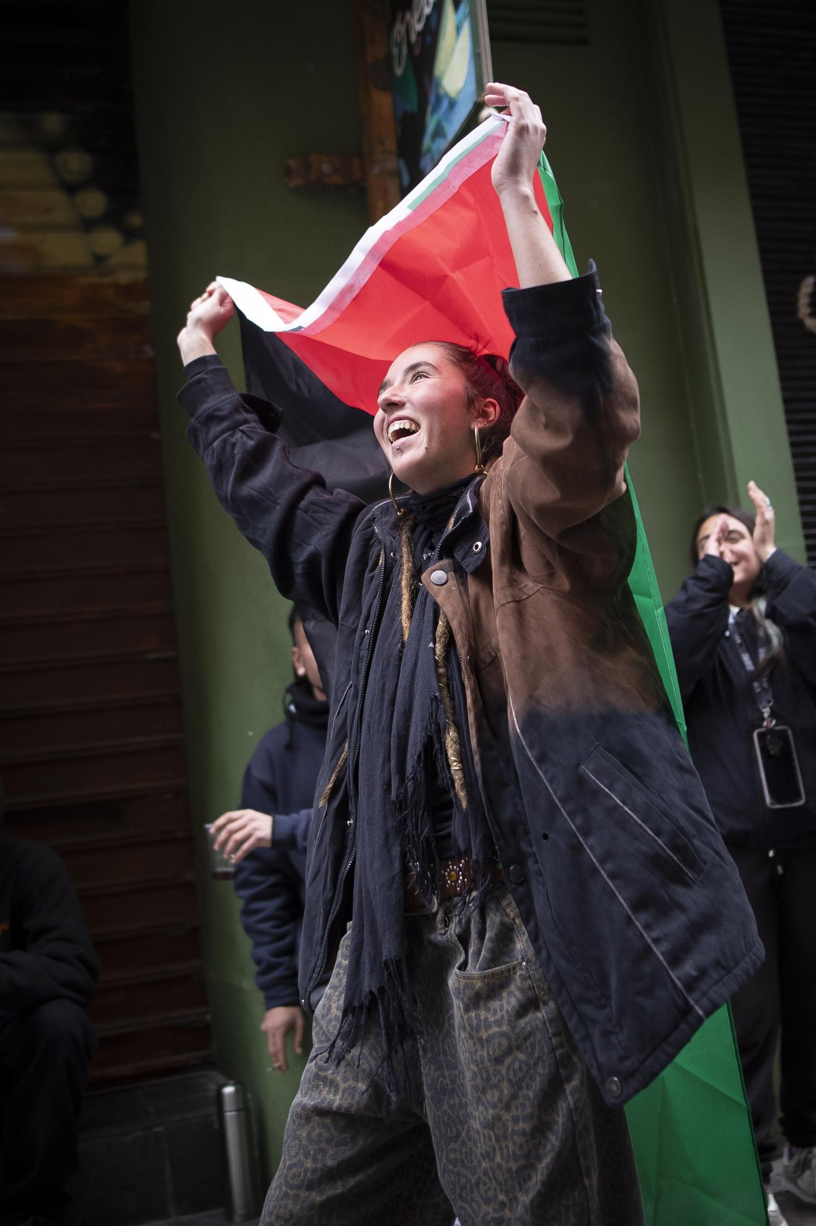 Todas las imágenes de la intervención policial contra unos okupas en Granada: tensión, detenidos y un herido