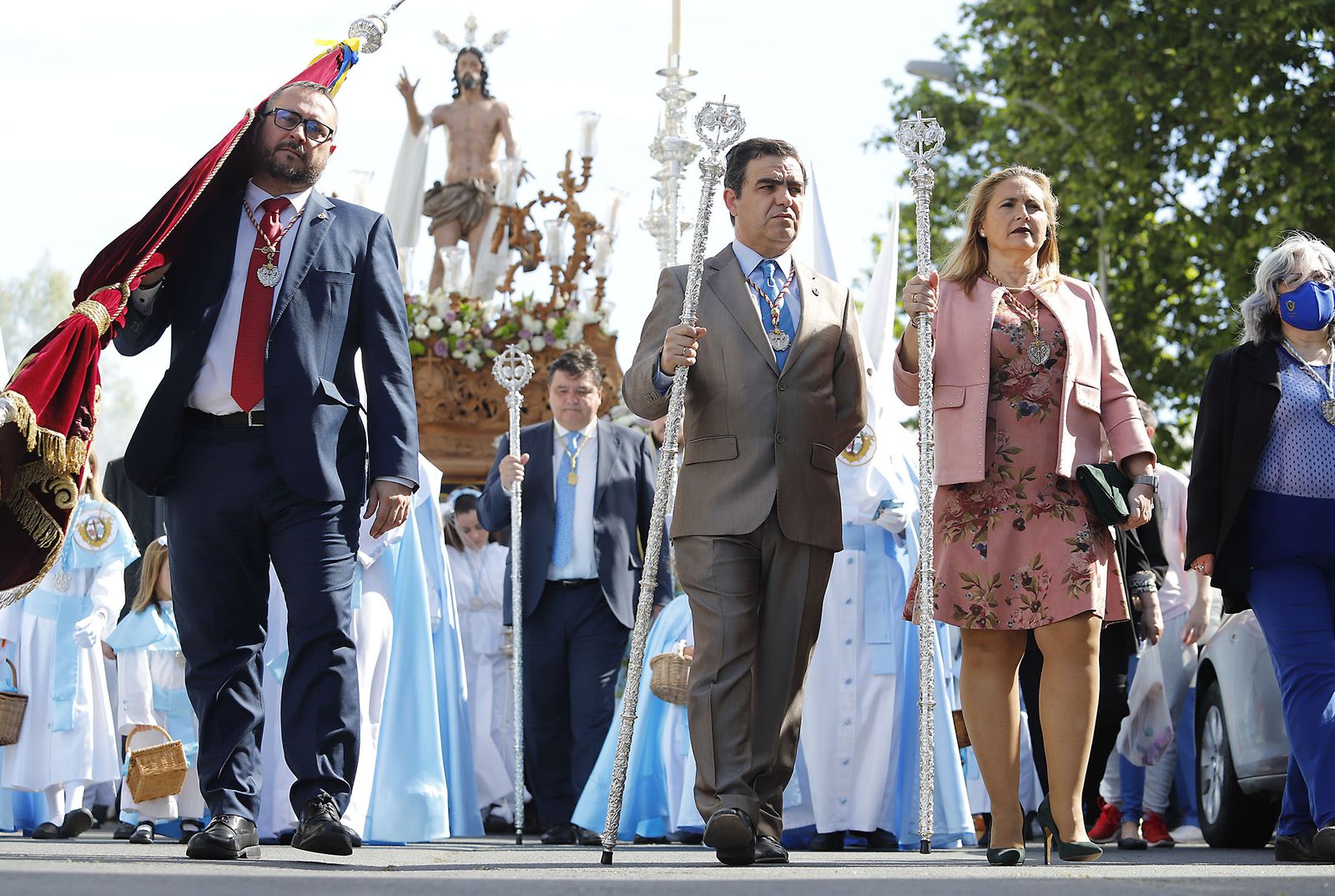 El Resucitado procesiona por el barrio de la Hispanidad de Huelva