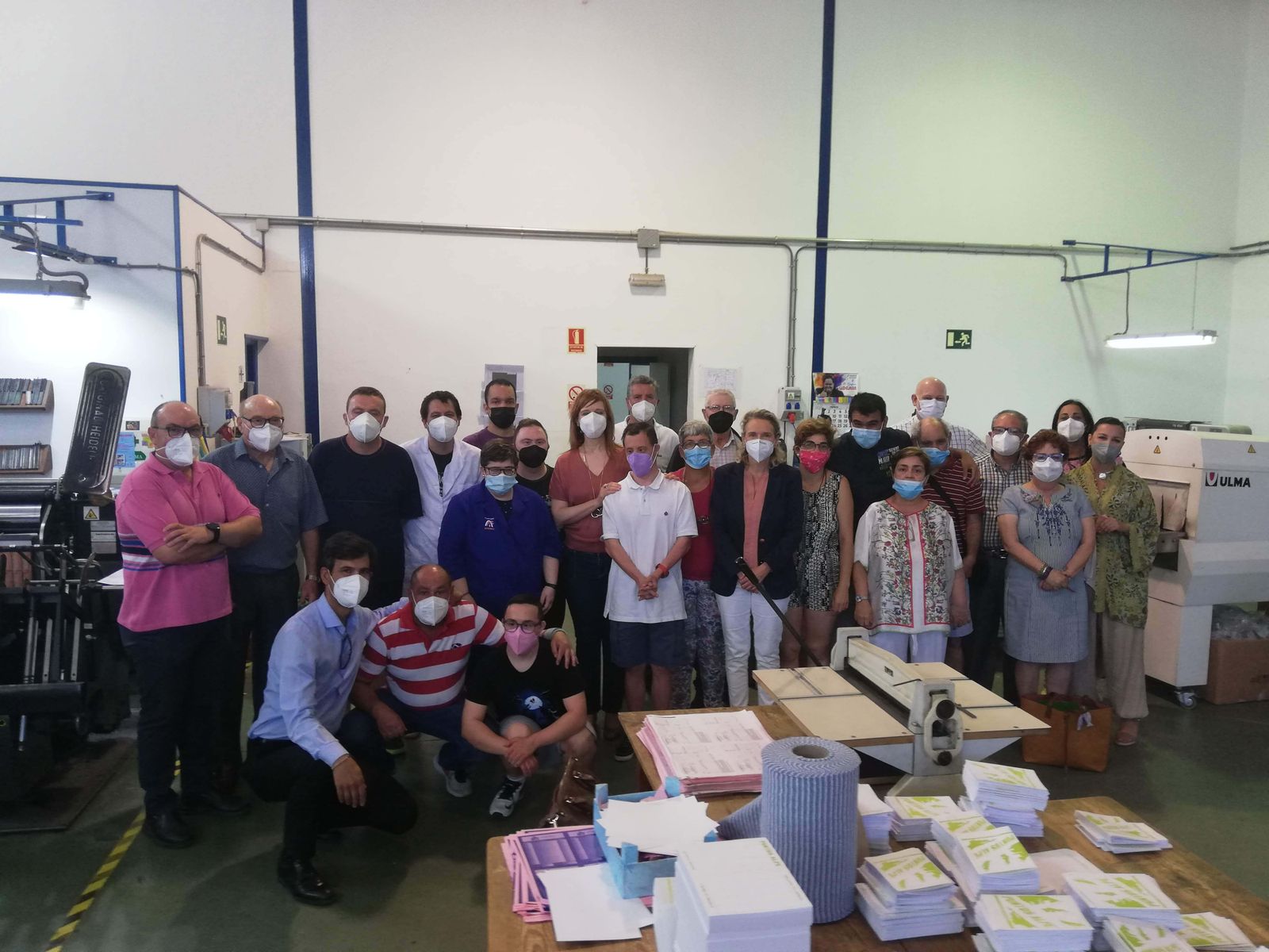 Un momento de la visita de la delegada, junto  a la concejala Lola Campos y la gran familia de Afanas.