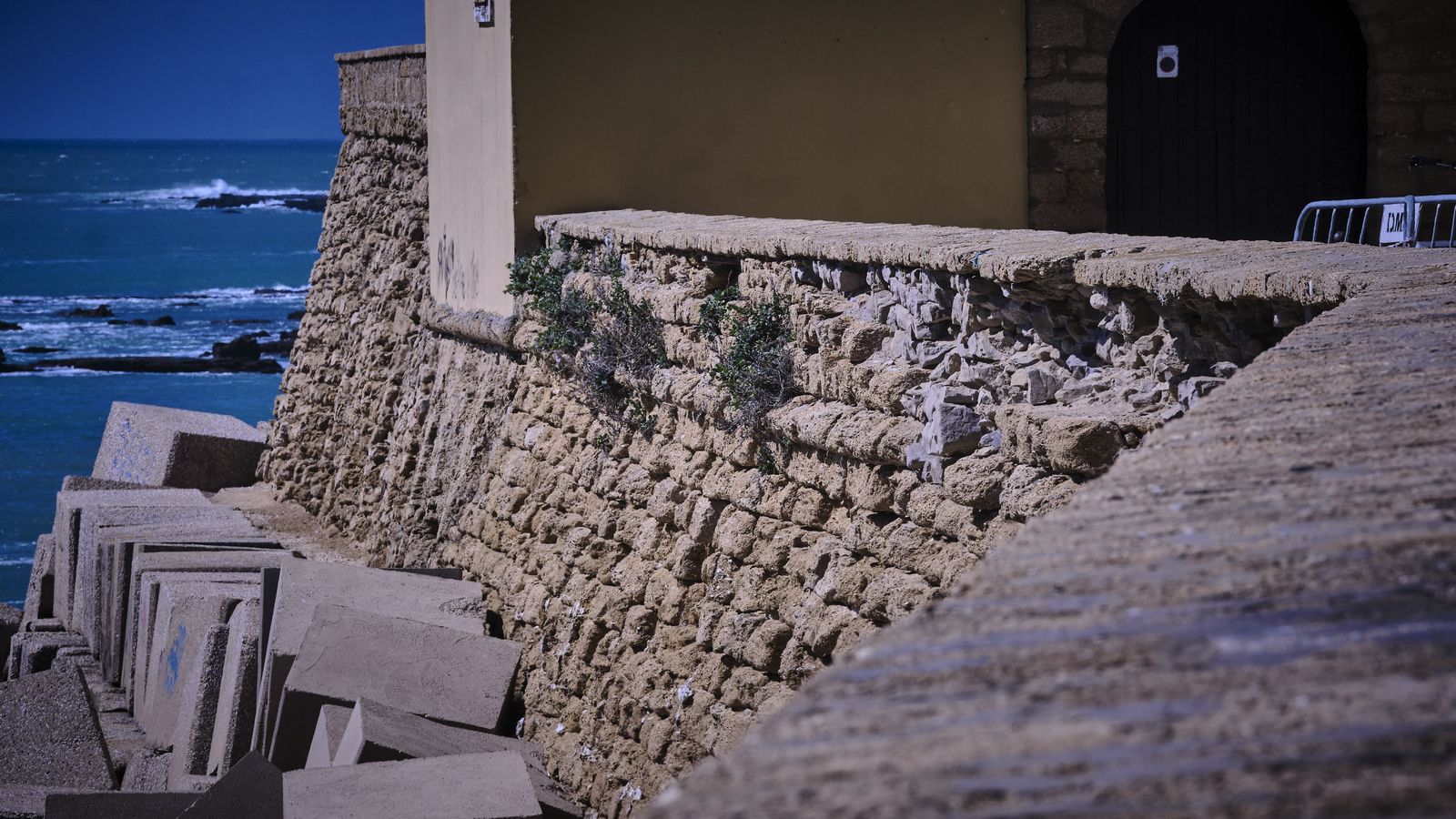 Muralla junto al Baluarte de los Mártires