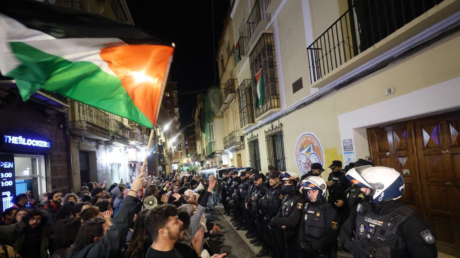 Concentración a las puertas del edificio en apoyo a las personas de dentro.